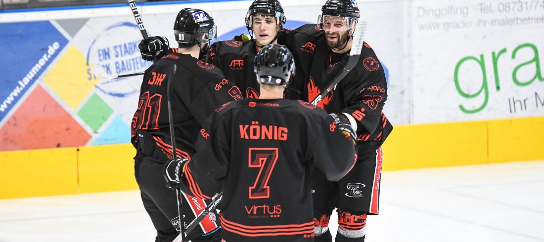 Max Ohr, Kevin Aigner, Dominik König Koenig und Alexander Janzen (EV Dingolfing) bejubeln den Treffer, Eishockey Herren, Landesliga Bayern, 2.Spieltag, Saison 2022 2023 am 09.10.2022 in der Marco Sturm Eishalle Dingolfing, EV Dingolfing (schwarz) gegen VER Selb 1b (weiss), Foto: Hockeypics/ Eva Fuchs