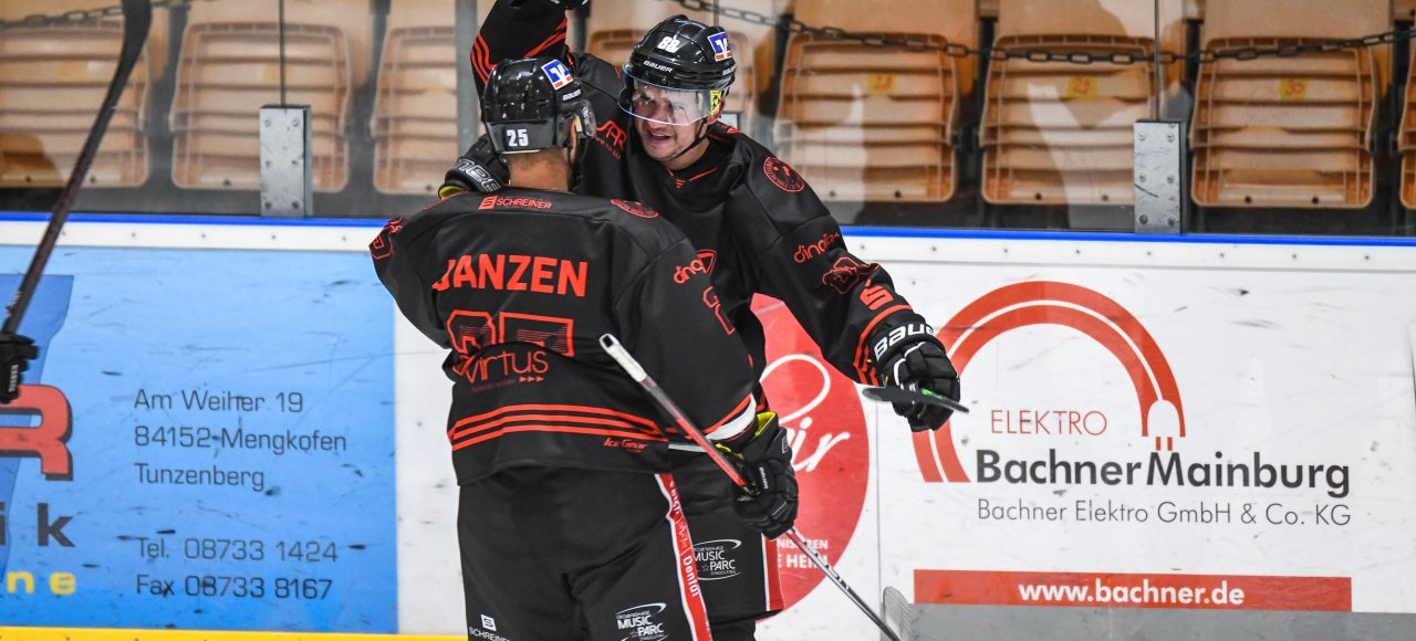 Waldemar Detterer und Alexander Janzen (EV Dingolfing) bejubeln den Treffer, Eishockey Herren, Landesliga Bayern, Vorbereitungsspiel, EV Dingolfing – Erding Gladiartors, Saison 2022 2023 am 18.09.2022 in der Marco Sturm Eishalle Dingolfing, EV Dingolfing (schwarz) gegen Erding Gladiators (weiss), Foto: Hockeypics/ Eva Fuchs