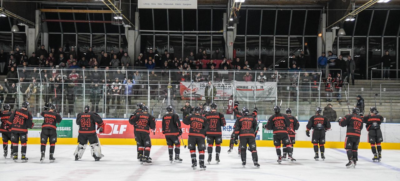 Das Team (EV Dingolfing) feiert mit den Fans, Eishockey Herren, Landesliga Bayern, 8.Spieltag, Saison 2022 2023 am 06.11.2022 in der Marco Sturm Eishalle Dingolfing, EV Dingolfing (schwarz) gegen ERSC Ottobrunn (weiss), Foto: Hockeypics/ Eva Fuchs