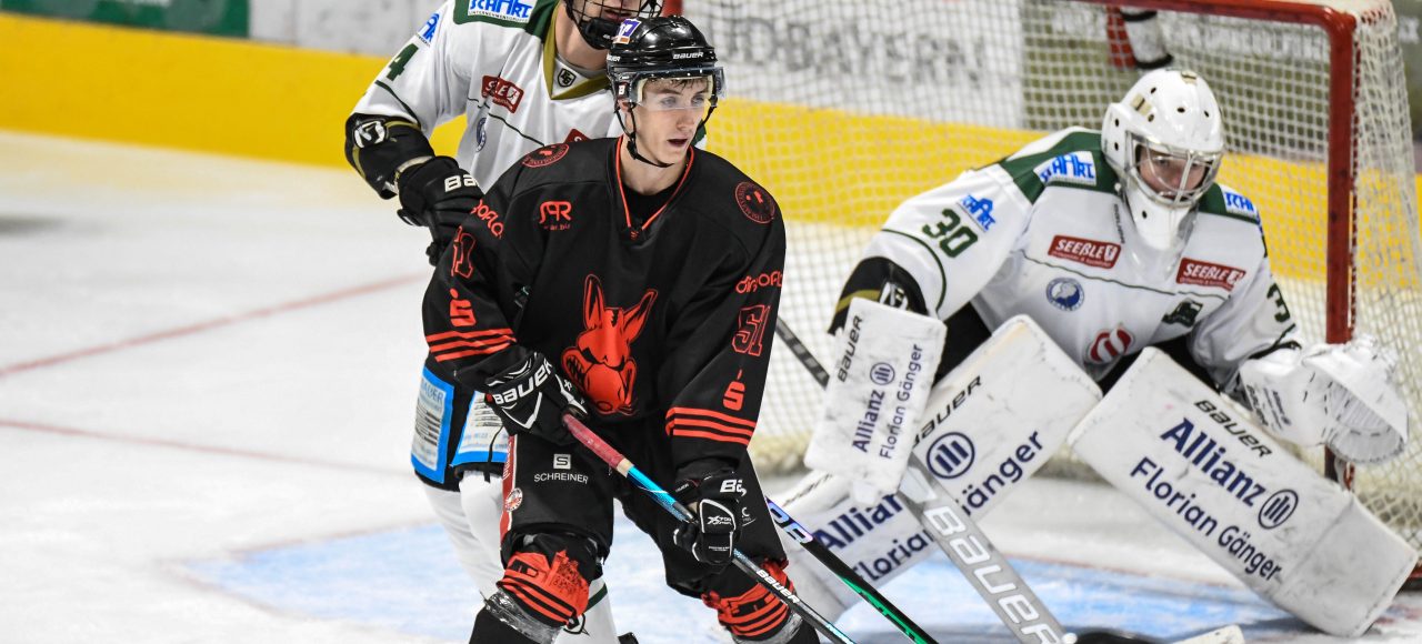 Kevin Aigner (EV Dingolfing) vor Patrick Mayer (Erding Gladiators), Eishockey Herren, Landesliga Bayern, Vorbereitungsspiel, EV Dingolfing – Erding Gladiartors, Saison 2022 2023 am 18.09.2022 in der Marco Sturm Eishalle Dingolfing, EV Dingolfing (schwarz) gegen Erding Gladiators (weiss), Foto: Hockeypics/ Eva Fuchs