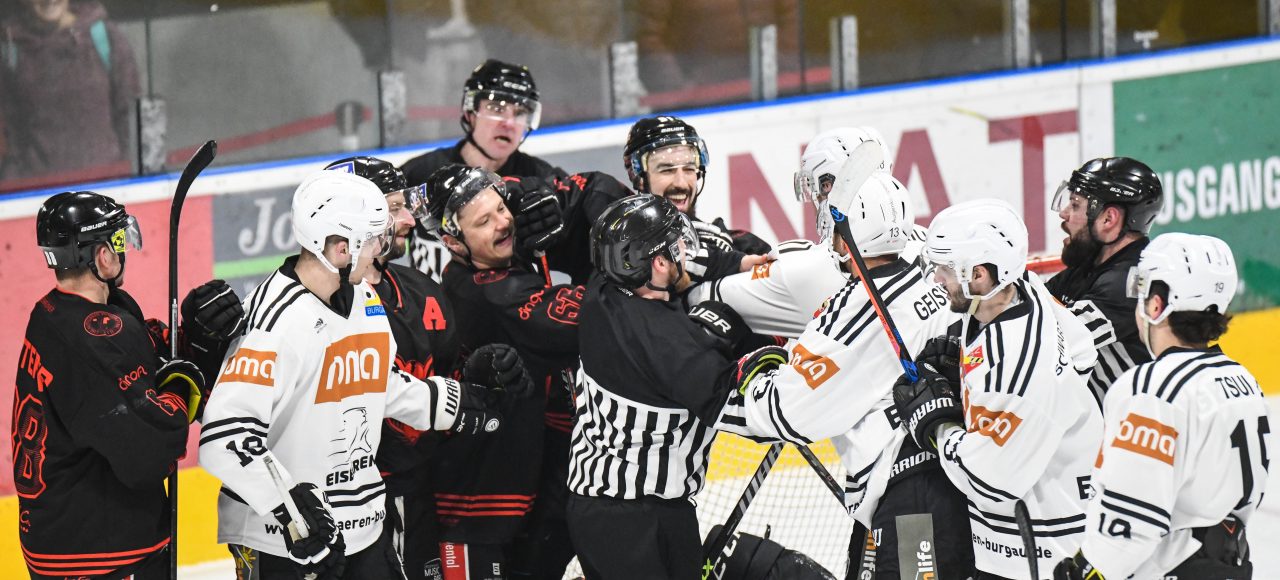 Max Ohr (EV Dingolfing) im Handgemenge mit Adiran Geiss (ESV Burgau), Eishockey Herren, Landesliga Bayern, Meisterrunde, 11.Spieltag, Saison 2022 2023 am 12.02.2023 in der Marco Sturm Eishalle in Dingolfing, EV Dingolfing (schwarz) gegen ESV Burgau (weiss), Foto: Hockeypics/ Eva Fuchs