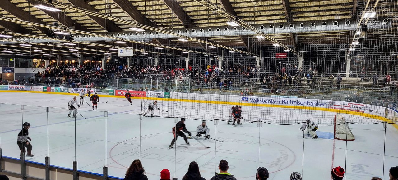 Zuschauer in der Marco Strum Eishalle, Eishockey Herren, Landesliga Bayern, Meisterrunde, 3.Spieltag, Saison 2022 2023 am 15.01.2023 in der Marco Sturm Eishalle in Dingolfing, EV Dingolfing (schwarz) gegen ERC Sonthofen (weiss), Foto: Hockeypics/ Eva Fuchs