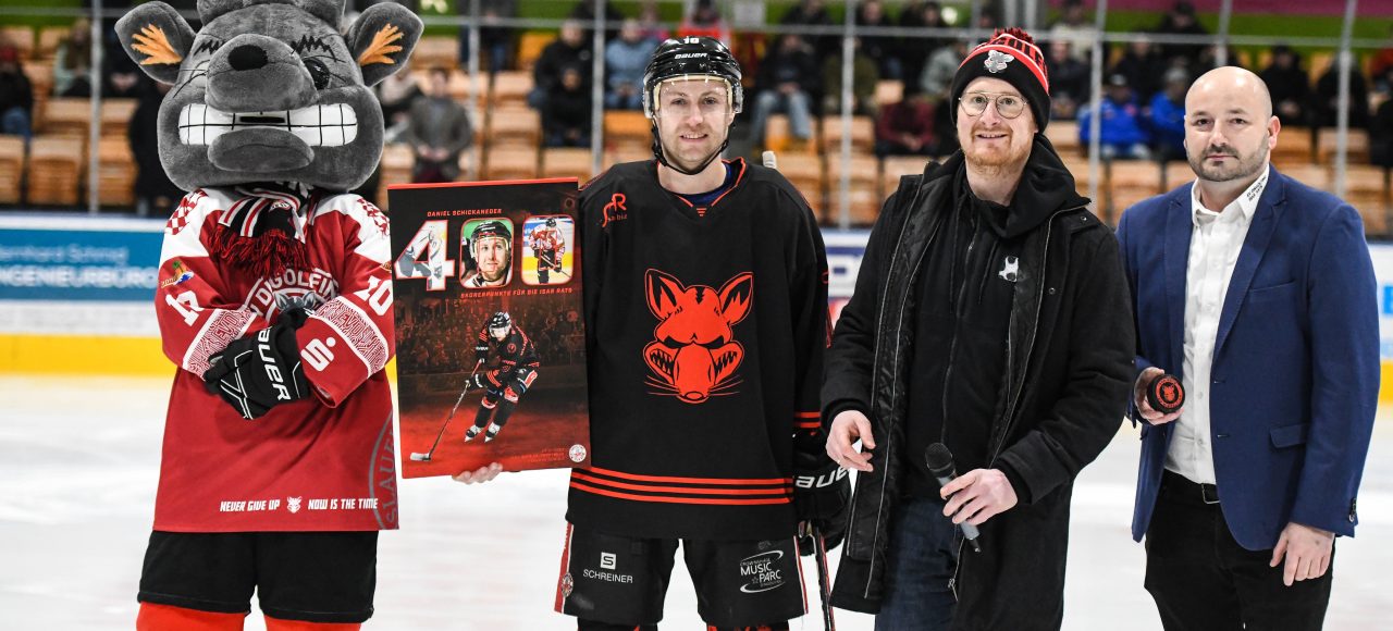 Daniel Schickaneder (EV Dingolfing) wir dzum 400. Scorerpunkt geehrt, mit Maskottchen Rusty, Michael Karmainski und Manel Ruhstorfer, Eishockey Herren, Landesliga Bayern, Meisterrunde, 13.Spieltag, Saison 2022 2023 am 19.02.2023 in der Marco Sturm Eishalle in Dingolfing, EV Dingolfing (schwarz) gegen ESV Waldkirchen (weiss), Foto: Hockeypics/ Eva Fuchs