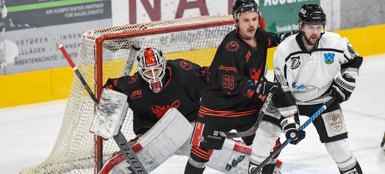 Dennis Jedrus und Patrick Geiger (EV Dingolfing) beobachten mit Petr Dvorak (TSV Trostberg) das Spielgeschehen, Eishockey Herren, Landesliga Bayern, Meisterrunde, 7.Spieltag, Saison 2022 2023 am 29.01.2023 in der Marco Sturm Eishalle in Dingolfing, EV Dingolfing (schwarz) gegen TSV Trostberg (weiss), Foto: Hockeypics/ Eva Fuchs