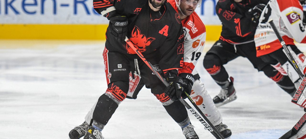 Alexander Janzen (EV Dingolfing) vor Georg Lang (ESC Hassfurt), Eishockey Herren, Landesliga Bayern, Meisterrunde, 3.Spieltag Finale , Saison 2022 2023 am 19.03.2023 in der Marco Sturm Eishalle in Dingolfing, EV Dingolfing (schwarz) gegen ESC Hassfurt (weiss), Foto: Hockeypics/ Eva Fuchs