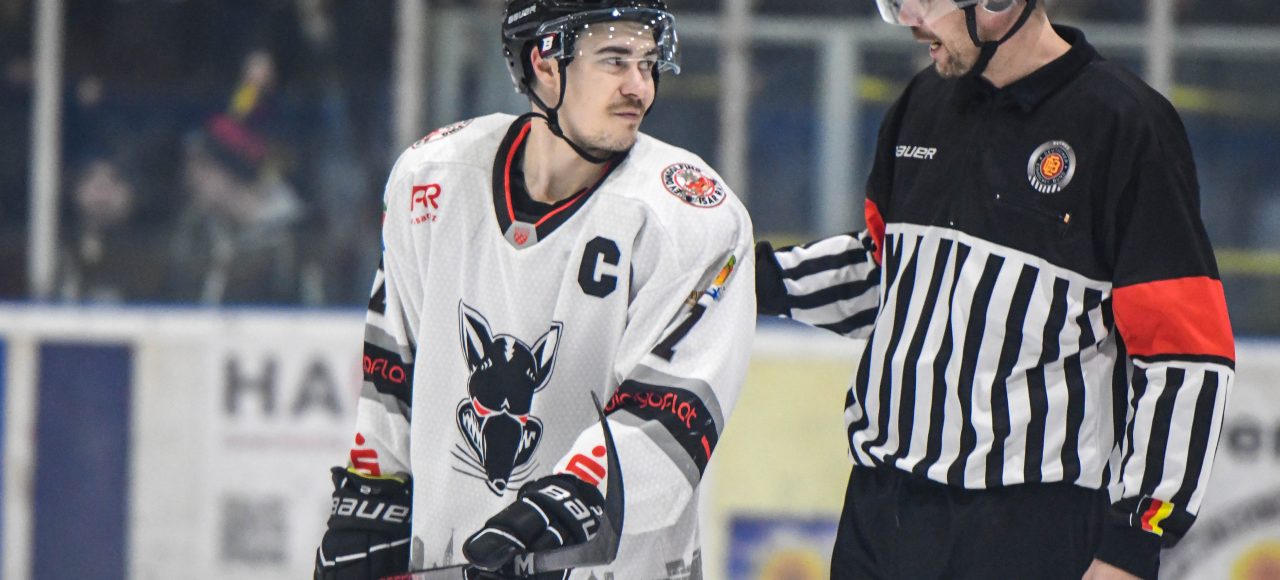 Dominik König (EV Dingolfing), Eishockey Herren, Landesliga Bayern, Meisterrunde, 4.Spieltag Finale, Saison 2022 2023 am 24.03.2023 in der Eissporthalle in Hassfurt, ESC Hassfurt (schwarz) gegen EV Dingolfing (weiss), Foto: Hockeypics/ Eva Fuchs