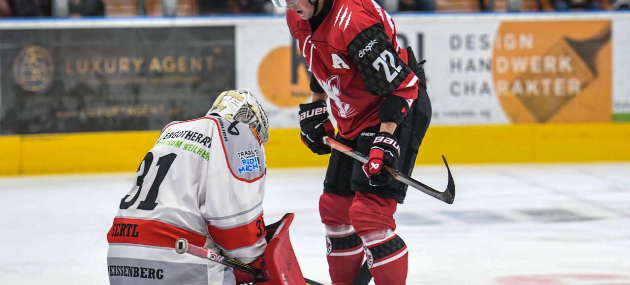 Dominik Schindlbeck (EV Dingolfing) vergibt die Chance vor Korbinian Sertl (TSV Peissenberg Peißenberg), Eishockey Herren, Bayernliga, 3.Spieltag, Saison 2024 2025 am 20.10.2024 in der Marco Sturm Eishalle in Dingolfing, EV Dingolfing (rot) gegen TSV Peissenberg Peißenberg (weiss) Foto: Hockeypics/ Eva Fuchs