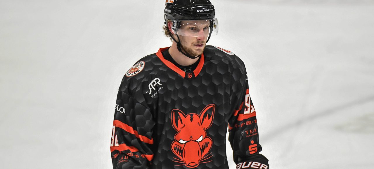 Anthony Gagon (EV Dingolfing), Eishockey Herren, Bayernliga, 23.Spieltag, Saison 2023 2024 am 07.01.2024 in der Marco Sturm Eishalle in Dingolfing, EV Dingolfing (schwarz) gegen ERSC Amberg (weiss), Foto: Hockeypics/ Eva Fuchs