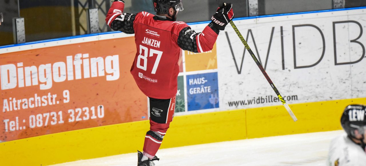 Sergej Janzen (EV Dingolfing) jubelt, Eishockey Herren, Bayernliga, 7.Spieltag, Saison 2024 2025 am 03.11.2024 in der Marco Sturm Eishalle in Dingolfing, EV Dingolfing (rot) gegen ESV Buchloe (weiss) Foto: Hockeypics/ Eva Fuchs
