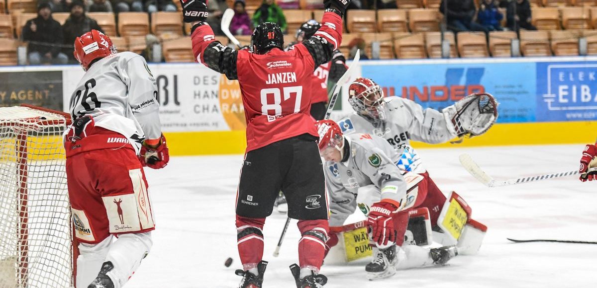 Sergej Janzen (EV Dingolfing) jubelt ueber den Treffer von Anthony Gagnon, Eishockey Herren, Bayernliga, 10.Spieltag, Saison 2024 2025 am 17.11.2024 in der Marco Sturm Eishalle in Dingolfing, EV Dingolfing (rot) gegen TEV Miesbach (weiss) Foto: Hockeypics/ Eva Fuchs