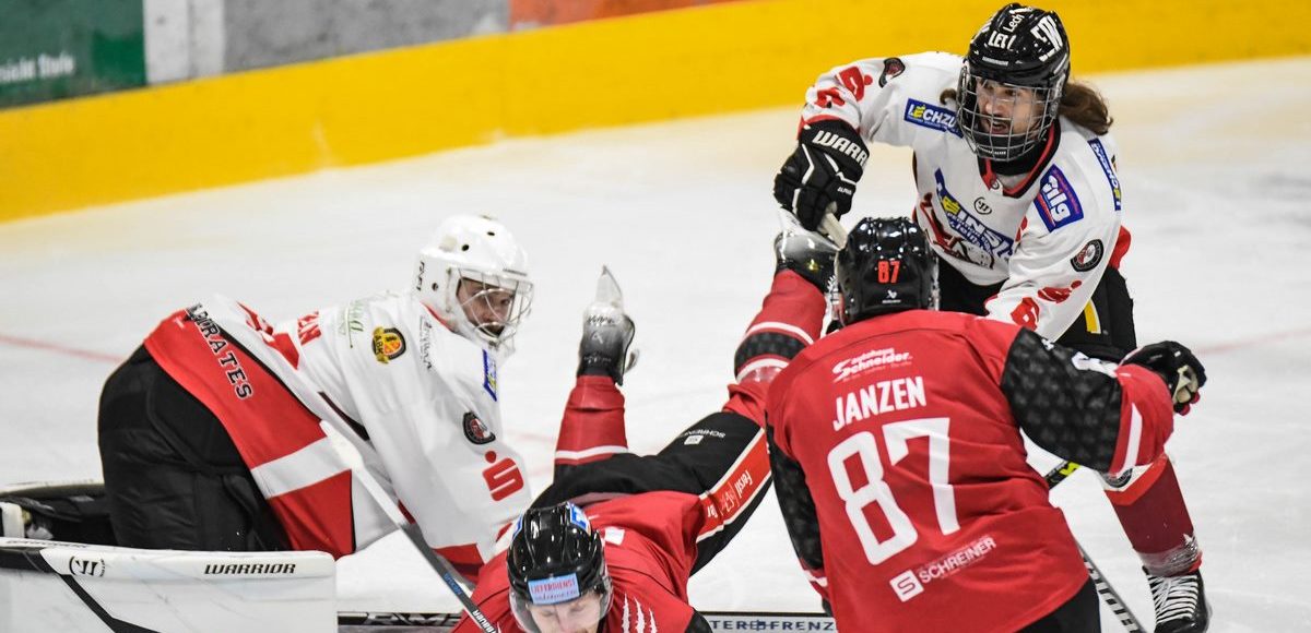 Anthony Gagnon (EV Dingolfing) wird von Dominik Guran und Robert Wittmann (ESV Buchloe) gefoult, Eishockey Herren, Bayernliga, 7.Spieltag, Saison 2024 2025 am 03.11.2024 in der Marco Sturm Eishalle in Dingolfing, EV Dingolfing (rot) gegen ESV Buchloe (weiss) Foto: Hockeypics/ Eva Fuchs