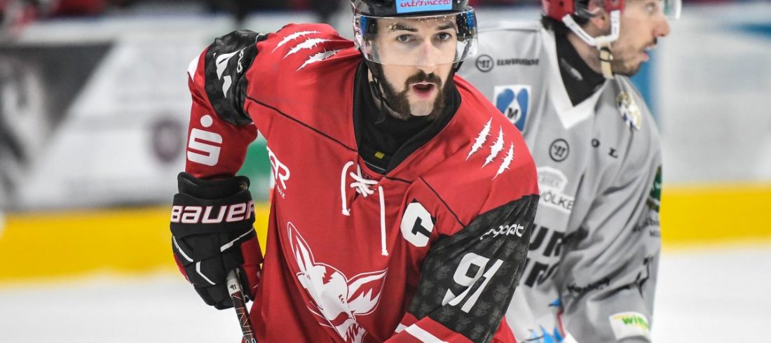 Maximilian Ohr (EV Dingolfing) mit Danyel Waitzmann (TEV Miesbach), Eishockey Herren, Bayernliga, 10.Spieltag, Saison 2024 2025 am 17.11.2024 in der Marco Sturm Eishalle in Dingolfing, EV Dingolfing (rot) gegen TEV Miesbach (weiss) Foto: Hockeypics/ Eva Fuchs