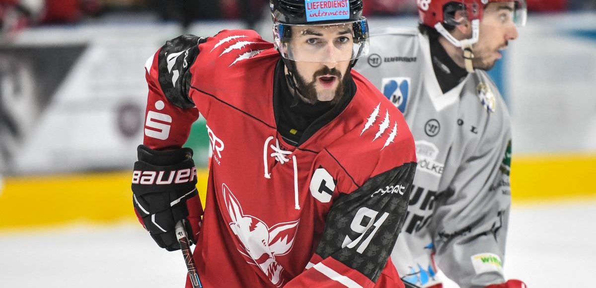 Maximilian Ohr (EV Dingolfing) mit Danyel Waitzmann (TEV Miesbach), Eishockey Herren, Bayernliga, 10.Spieltag, Saison 2024 2025 am 17.11.2024 in der Marco Sturm Eishalle in Dingolfing, EV Dingolfing (rot) gegen TEV Miesbach (weiss) Foto: Hockeypics/ Eva Fuchs