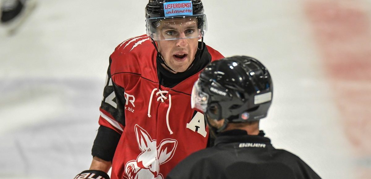 Dominik Schindlbeck (EV Dingolfing), Eishockey Herren, Bayernliga, 7.Spieltag, Saison 2024 2025 am 03.11.2024 in der Marco Sturm Eishalle in Dingolfing, EV Dingolfing (rot) gegen ESV Buchloe (weiss) Foto: Hockeypics/ Eva Fuchs