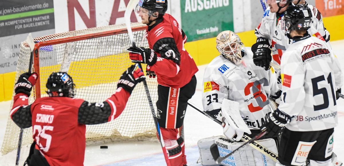 Anthony Gagnon (EV Dingolfing) jubelt, Michael Güßbacher Güssbacher (HC Landsberg Riverkings) ist geschlagen, Eishockey Herren, Bayernliga, 4.Spieltag, Saison 2024 2025 am 25.10.2024 in der Marco Sturm Eishalle in Dingolfing, EV Dingolfing (rot) gegen HC Landsberg Riverkings (weiss) Foto: Hockeypics/ Eva Fuchs
