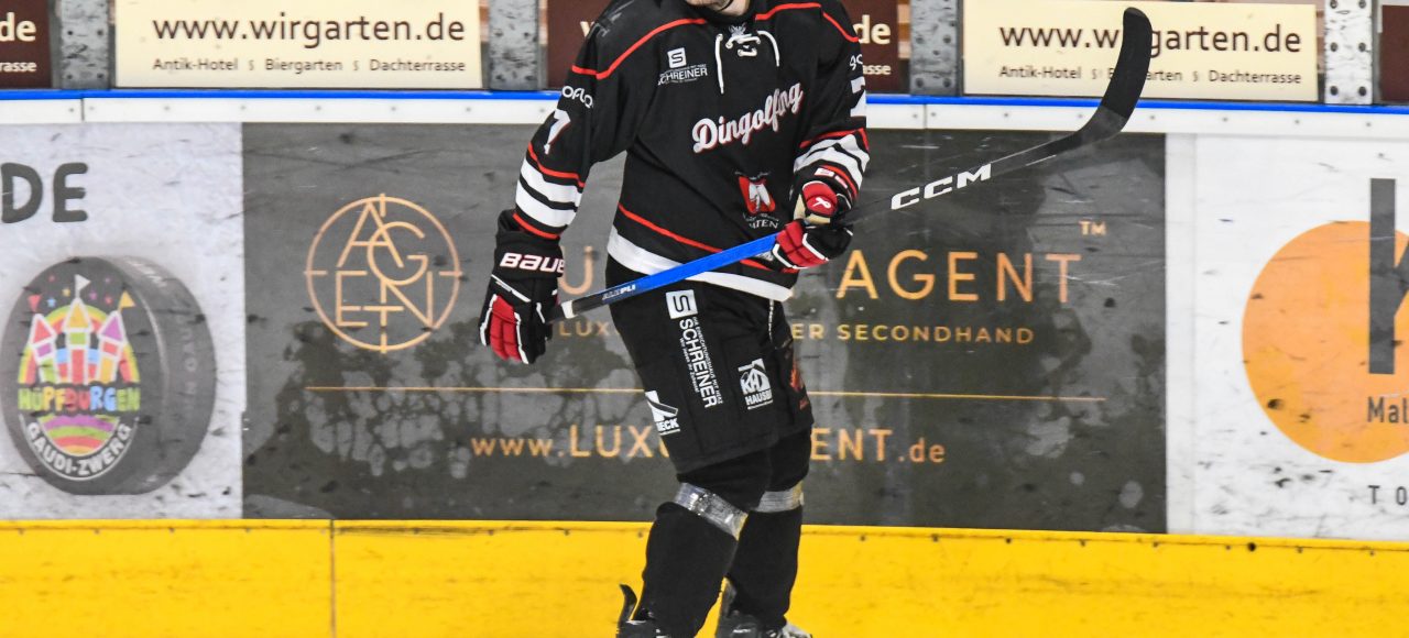 Dominik König Koenig (EV Dingolfing), Eishockey Herren, Bayernliga, 1.Spieltag, Saison 2025 2026 am 11.10.2025 in der Marco Sturm Eishalle in Dingolfing, EV Dingolfing (schwarz) gegen HC Landsberg (weiss) Foto: Hockeypics/ Eva Fuchs