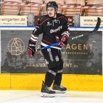 Dominik König Koenig (EV Dingolfing), Eishockey Herren, Bayernliga, 1.Spieltag, Saison 2025 2026 am 11.10.2025 in der Marco Sturm Eishalle in Dingolfing, EV Dingolfing (schwarz) gegen HC Landsberg (weiss) Foto: Hockeypics/ Eva Fuchs
