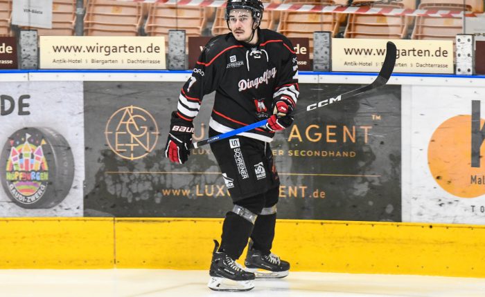 Dominik König Koenig (EV Dingolfing), Eishockey Herren, Bayernliga, 1.Spieltag, Saison 2025 2026 am 11.10.2025 in der Marco Sturm Eishalle in Dingolfing, EV Dingolfing (schwarz) gegen HC Landsberg (weiss) Foto: Hockeypics/ Eva Fuchs