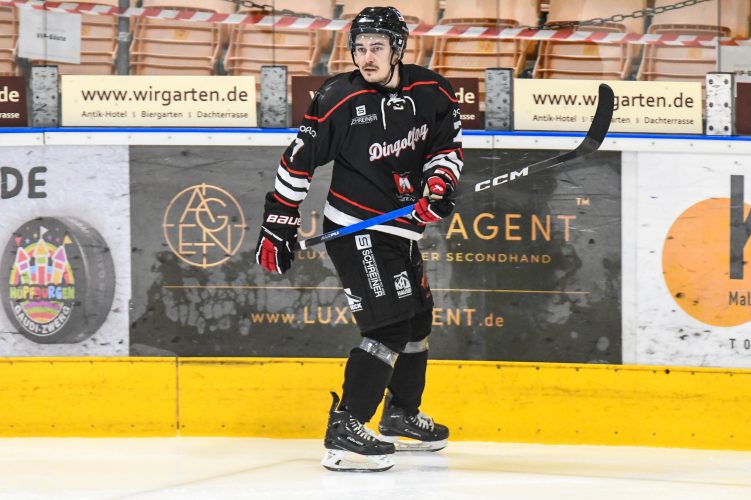 Dominik König Koenig (EV Dingolfing), Eishockey Herren, Bayernliga, 1.Spieltag, Saison 2025 2026 am 11.10.2025 in der Marco Sturm Eishalle in Dingolfing, EV Dingolfing (schwarz) gegen HC Landsberg (weiss) Foto: Hockeypics/ Eva Fuchs