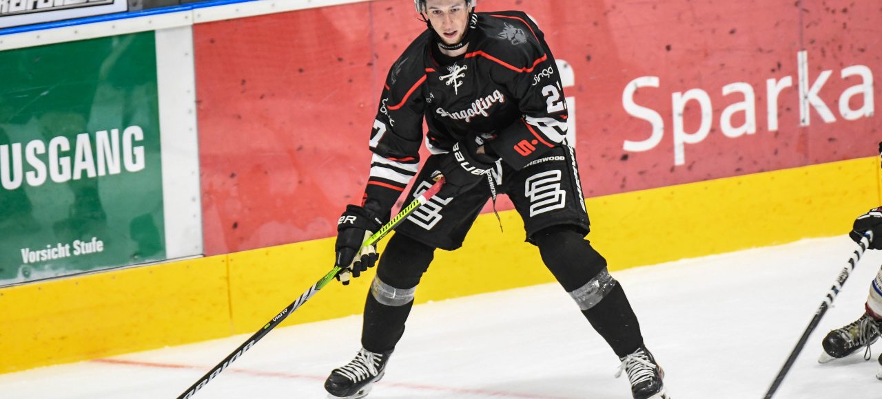 Mitchell Walinski (EV Dingolfing), Eishockey Herren, Bayernliga, Vorbereitungsspiel, Saison 2025 2026 am 14.09.2025 in der Marco Sturm Eishalle in Dingolfing, EV Dingolfing (schwarz) gegen ESV Waldkirchen (weiss) Foto: Hockeypics/ Eva Fuchs