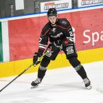 Mitchell Walinski (EV Dingolfing), Eishockey Herren, Bayernliga, Vorbereitungsspiel, Saison 2025 2026 am 14.09.2025 in der Marco Sturm Eishalle in Dingolfing, EV Dingolfing (schwarz) gegen ESV Waldkirchen (weiss) Foto: Hockeypics/ Eva Fuchs