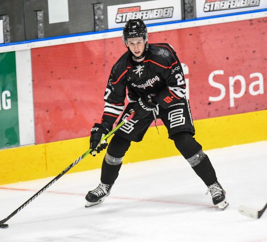 Mitchell Walinski (EV Dingolfing), Eishockey Herren, Bayernliga, Vorbereitungsspiel, Saison 2025 2026 am 14.09.2025 in der Marco Sturm Eishalle in Dingolfing, EV Dingolfing (schwarz) gegen ESV Waldkirchen (weiss) Foto: Hockeypics/ Eva Fuchs