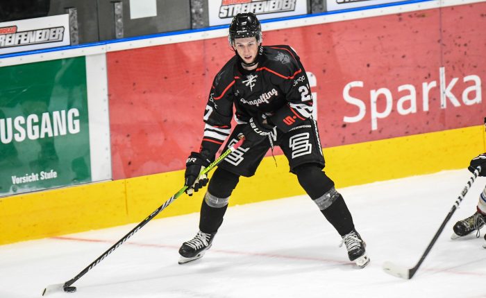 Mitchell Walinski (EV Dingolfing), Eishockey Herren, Bayernliga, Vorbereitungsspiel, Saison 2025 2026 am 14.09.2025 in der Marco Sturm Eishalle in Dingolfing, EV Dingolfing (schwarz) gegen ESV Waldkirchen (weiss) Foto: Hockeypics/ Eva Fuchs