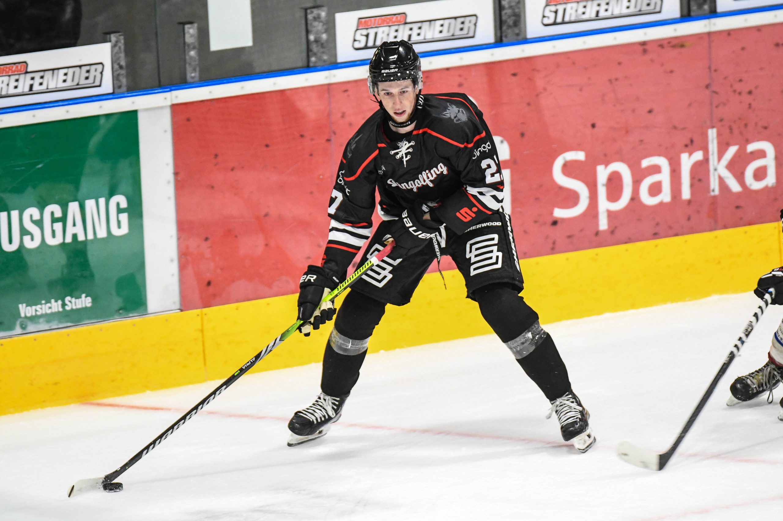 Mitchell Walinski (EV Dingolfing), Eishockey Herren, Bayernliga, Vorbereitungsspiel, Saison 2025 2026 am 14.09.2025 in der Marco Sturm Eishalle in Dingolfing, EV Dingolfing (schwarz) gegen ESV Waldkirchen (weiss) Foto: Hockeypics/ Eva Fuchs