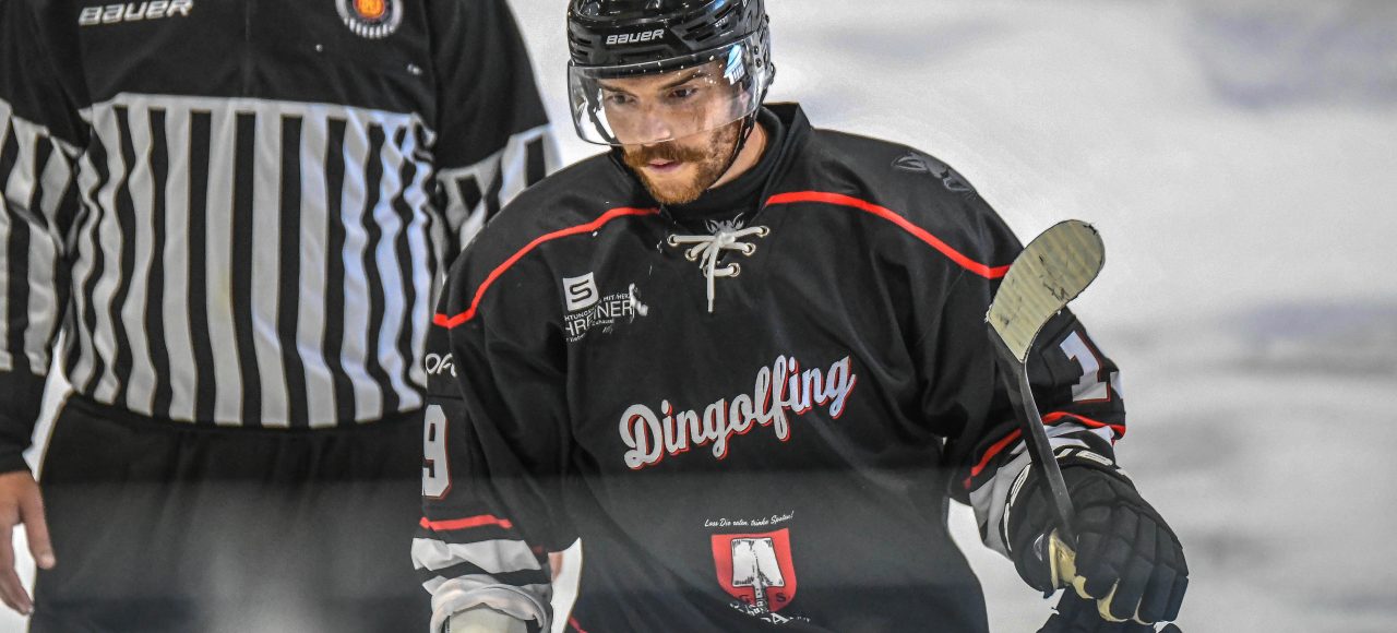 Blake Luscombe (EV Dingolfing), Eishockey Herren, Bayernliga, 3.Spieltag, Saison 2025 2026 am 19.10.2025 in der Marco Sturm Eishalle in Dingolfing, EV Dingolfing (schwarz) gegen TEV Miesbach (weiss) Foto: Hockeypics/ Eva Fuchs