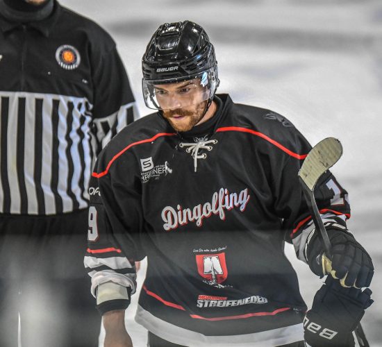 Blake Luscombe (EV Dingolfing), Eishockey Herren, Bayernliga, 3.Spieltag, Saison 2025 2026 am 19.10.2025 in der Marco Sturm Eishalle in Dingolfing, EV Dingolfing (schwarz) gegen TEV Miesbach (weiss) Foto: Hockeypics/ Eva Fuchs
