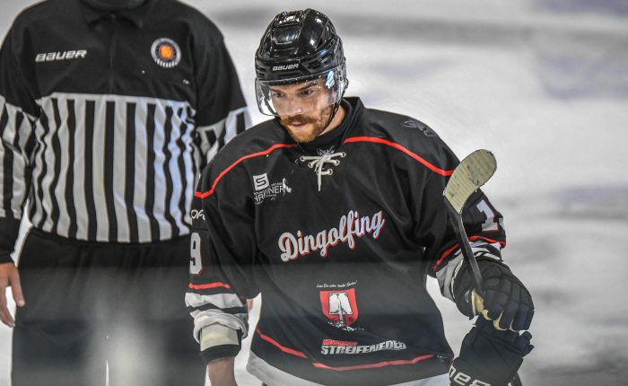 Blake Luscombe (EV Dingolfing), Eishockey Herren, Bayernliga, 3.Spieltag, Saison 2025 2026 am 19.10.2025 in der Marco Sturm Eishalle in Dingolfing, EV Dingolfing (schwarz) gegen TEV Miesbach (weiss) Foto: Hockeypics/ Eva Fuchs