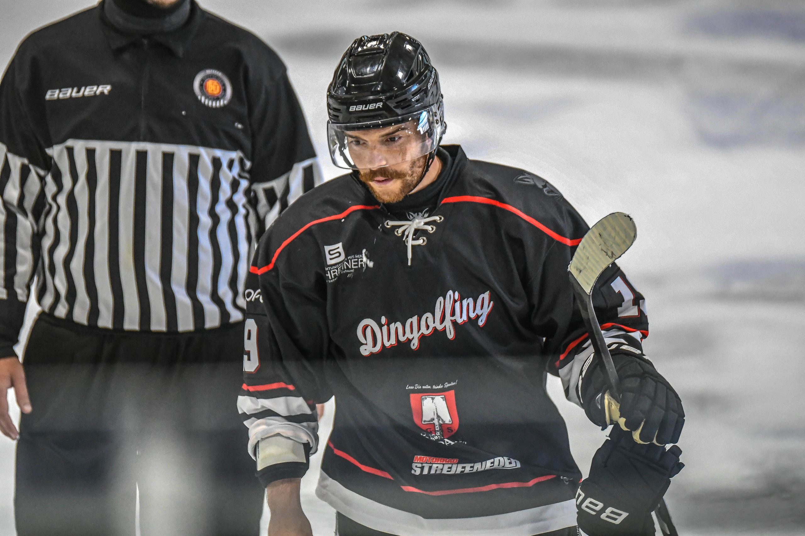 Blake Luscombe (EV Dingolfing), Eishockey Herren, Bayernliga, 3.Spieltag, Saison 2025 2026 am 19.10.2025 in der Marco Sturm Eishalle in Dingolfing, EV Dingolfing (schwarz) gegen TEV Miesbach (weiss) Foto: Hockeypics/ Eva Fuchs